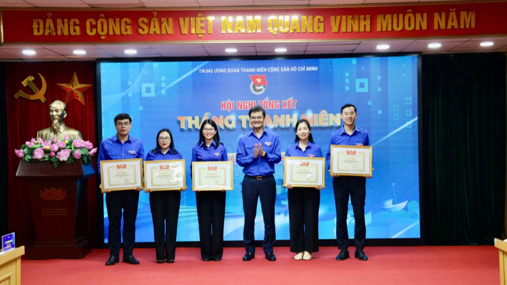 Bí thư Thứ nhất Trung ương Đoàn Bùi Quang Huy tặng bằng khen cho các đơn vị xuất sắc tại Hội nghị tổng kết Tháng Thanh niên 2025