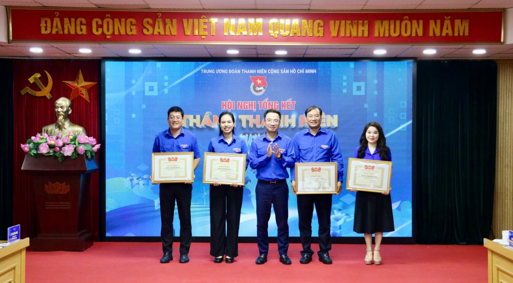 Đồng chí Nguyễn Tường Lâm, Bí thư Trung ương Đoàn, Chủ tịch Trung ương Hội Liên hiệp Thanh niên Việt Nam trao bằng khen cho các đơn vị có thành tích xuất sắc trong Tháng Thanh niên 2025