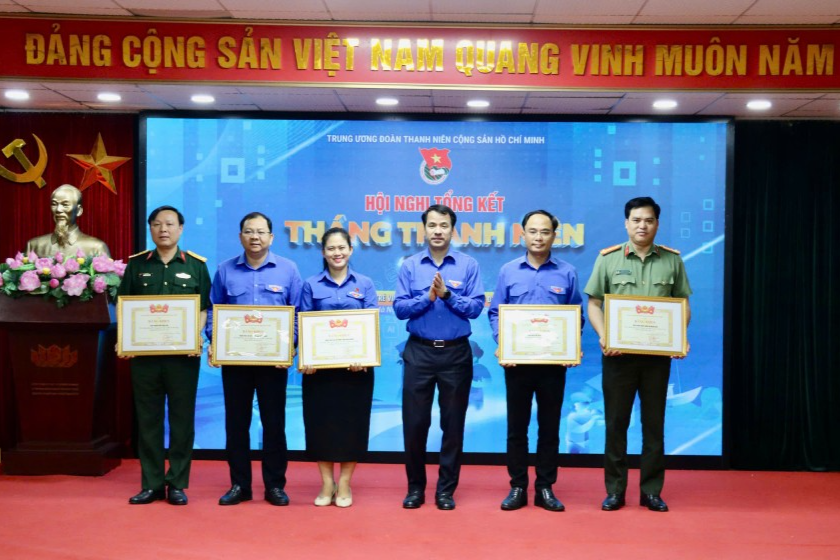 Đồng chí Ngô Văn Cương, Bí thư Trung ương Đoàn, Chủ nhiệm Ủy ban Kiểm tra Trung ương Đoàn trao bằng khen cho các đơn vị có thành tích xuất sắc trong Tháng Thanh niên 2025
