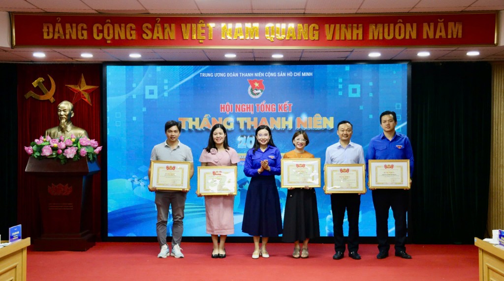 Đồng chí Nguyễn Phạm Duy Trang, Bí thư Trung ương Đoàn, Chủ tịch Hội đồng Đội Trung ương trao bằng khen cho các cá nhân xuất sắc