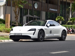 Xe xanh của giới nhà giàu - Porsche Taycan ”thả dáng” trên đường phố Sài Gòn