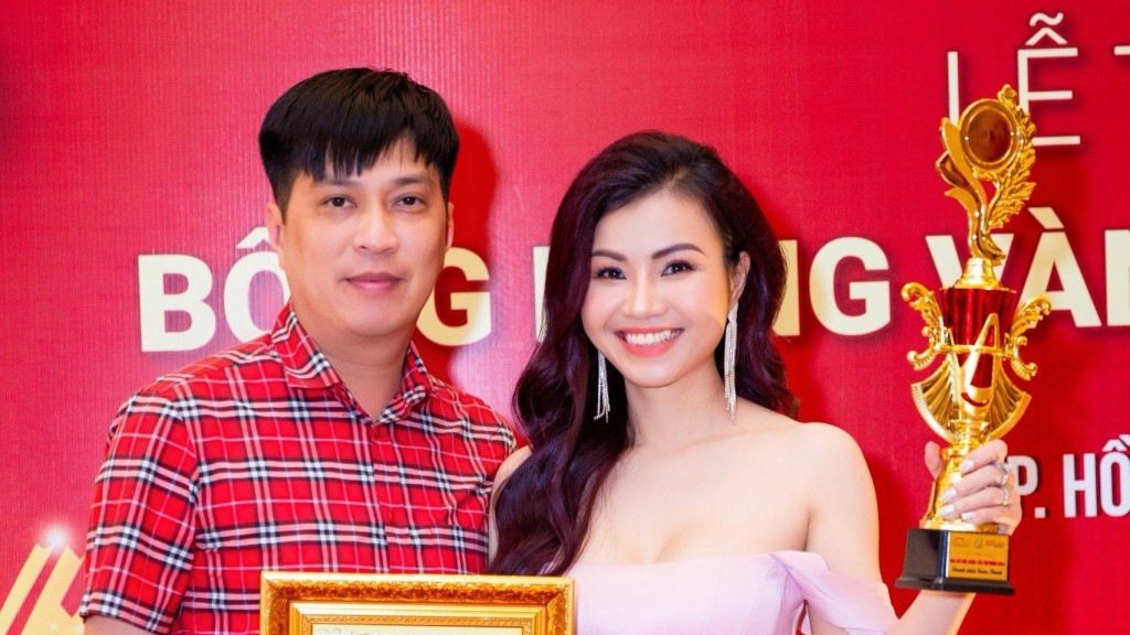 Ca sĩ Tuấn Anh mừng vợ nhận cúp Bông hồng vàng ASEAN