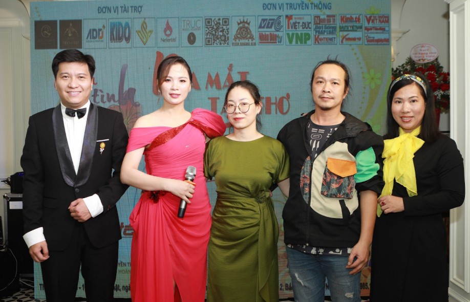 Á hậu Trang Viên ra mắt tập thơ "Ru tình"