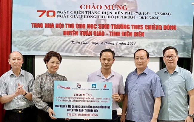 Trao tặng 450 triệu đồng tới thầy trò tại Điện Biên