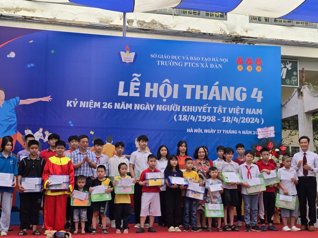 Đoàn, Đội trường PTCS Xã Đàn tặng quà cho 28 em học sinh khuyết tật vượt khó