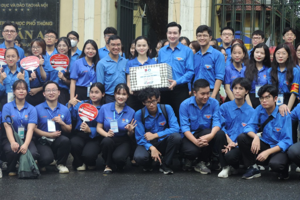 Phó Bí thư Thành đoàn Hà Nội Đào Đức Việt tặng quà động viên các bạn tình nguyện viên tại điểm thi trường THPT Chu Văn An 