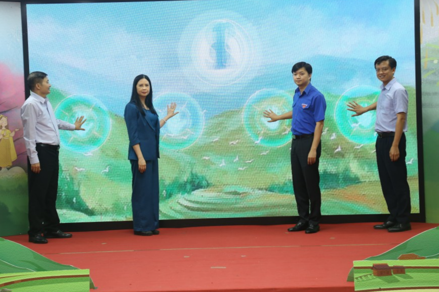 Các đại biểu thực hiện nghi thức phát động cuộc thi 