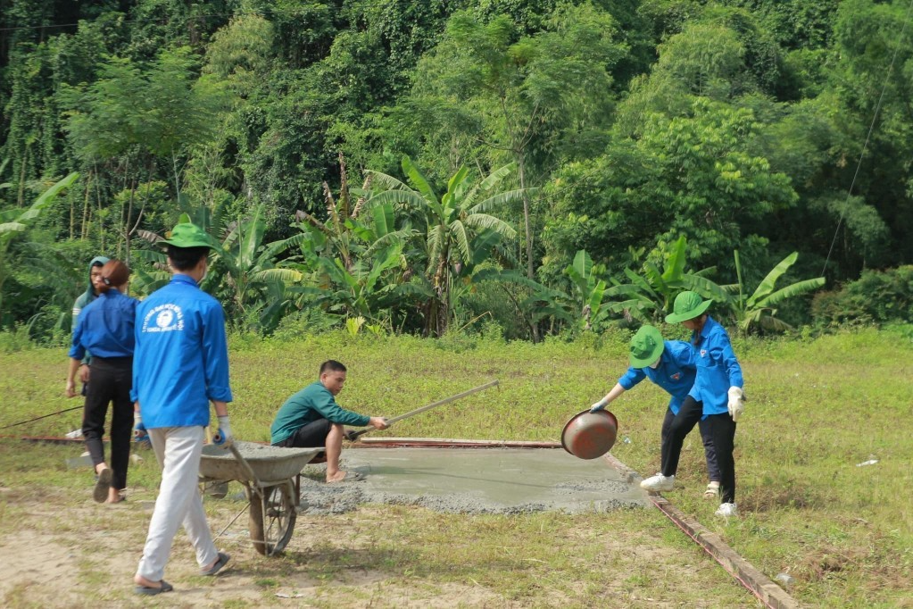 Sinh viên tình nguyện làm sân bóng thanh niên 