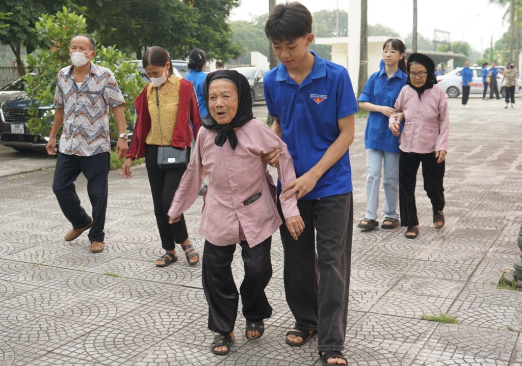 Lực lượng thanh niên tình nguyện được huy động để hỗ trợ hoạt động khám bệnh cho các y, bác sĩ và phát quà cho người dân đến khám.