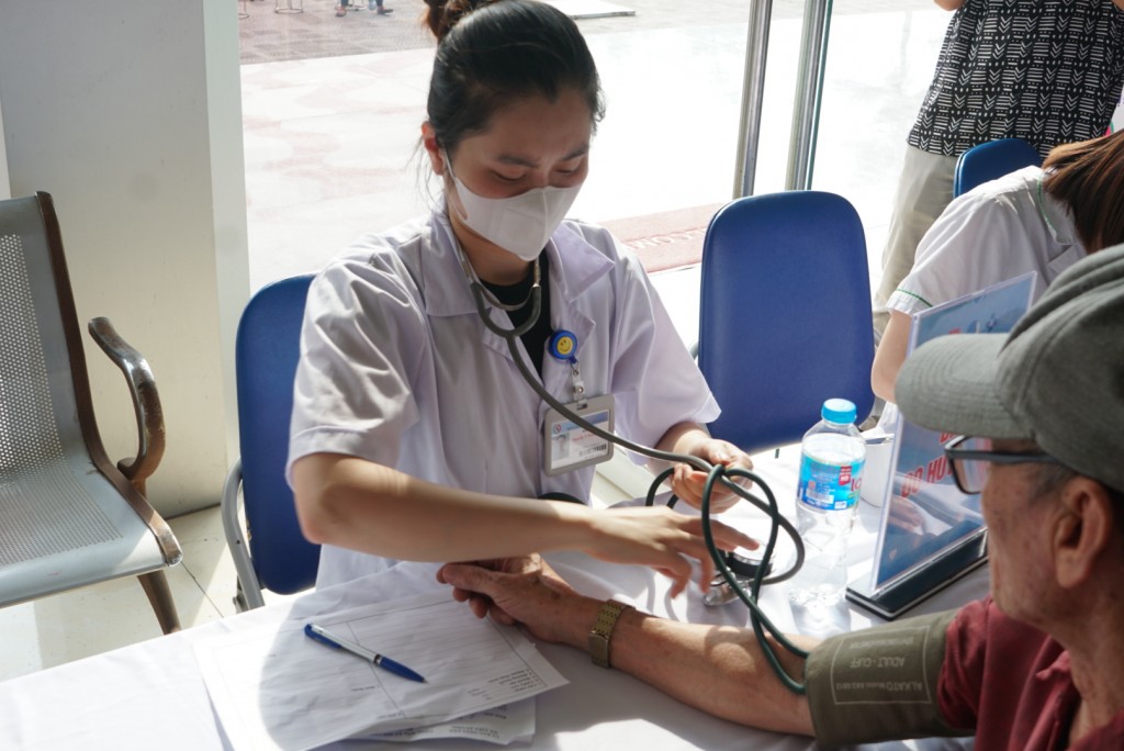Xung kích, tình nguyện hỗ trợ, chăm lo sức khỏe người dân Xung kích, tình nguyện hỗ trợ, chăm lo sức khỏe người dân