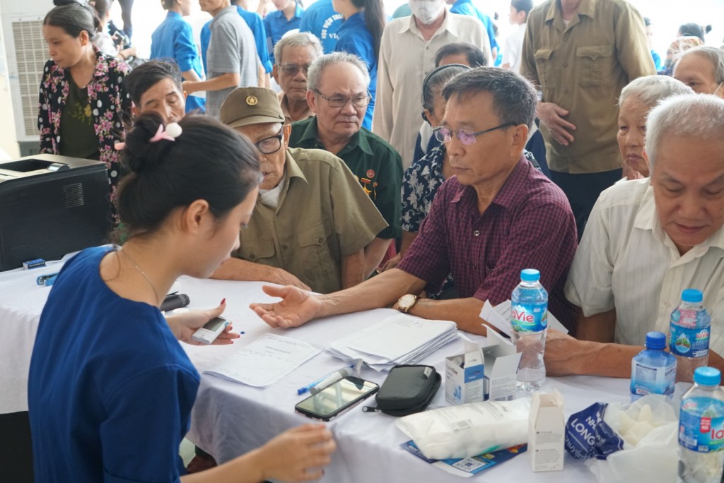 Có hàng trăm người dân đến thăm khám từ sáng sớm