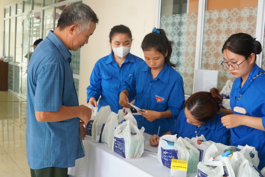 Xung kích, tình nguyện hỗ trợ, chăm lo sức khỏe người dân