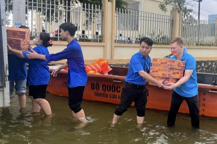 Đoàn viên, thanh niên huyện Quốc Oai vận chuyển nhu yếu phẩm hỗ trợ bà con vùng ngập úng