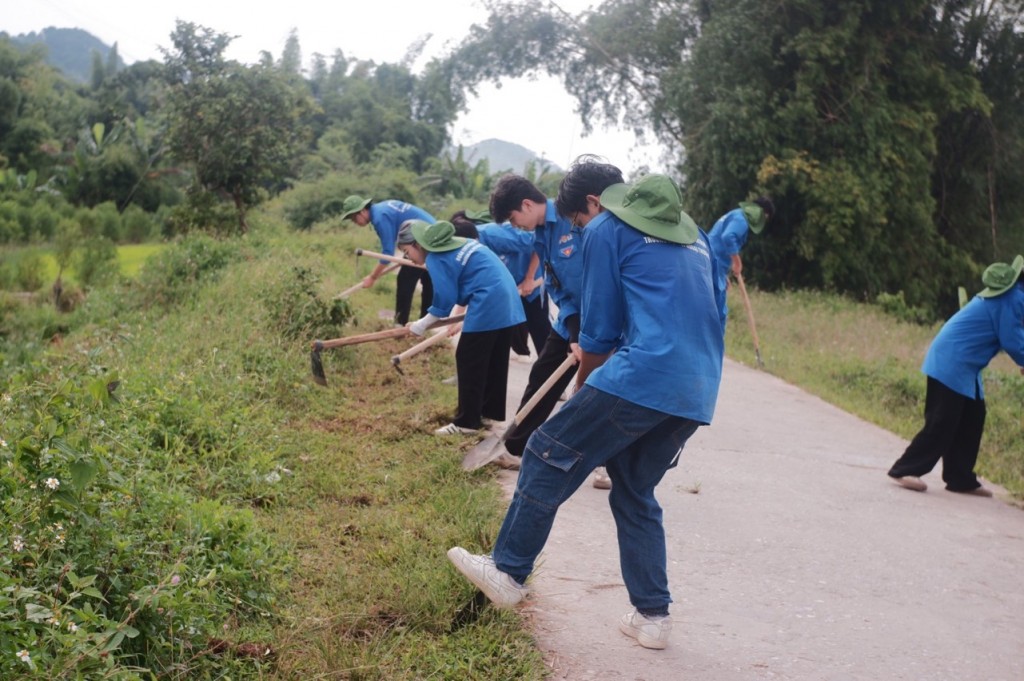 Không quản nắng mưa, các tình nguyện viên ra sức dọn dẹp vệ sinh đường làng ngõ xóm