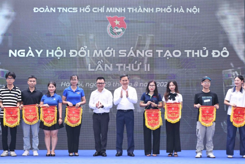 Ủy viên Trung ương Đảng, Tổng Biên tập Báo Nhân dân, Phó Trưởng ban Tuyên giáo Trung ương, Chủ tịch Hội Nhà báo Việt Nam Lê Quốc Minh; Phó Chủ tịch UBND thành phố Hà Nội Hà Minh Hải