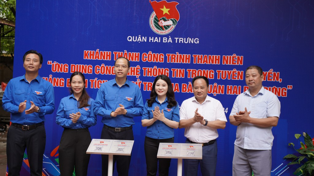 Thường trực Thành đoàn Hà Nội cùng lãnh đạo quận Hai Bà Trưng tại lễ khánh thành công trình thanh niên số hóa di tích lịch sử