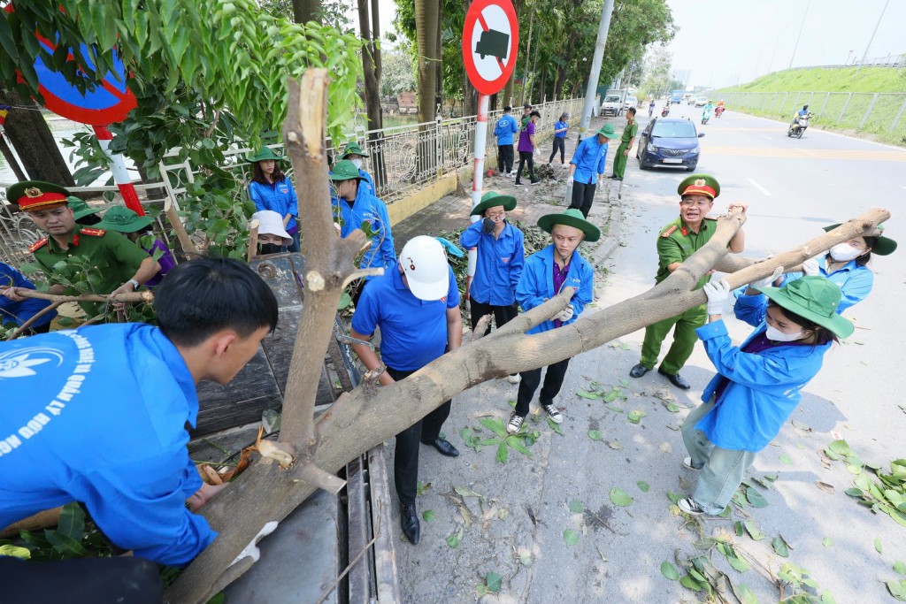 700 bạn trẻ Hoàng Mai góp sức để phố phường sạch đẹp sau bão