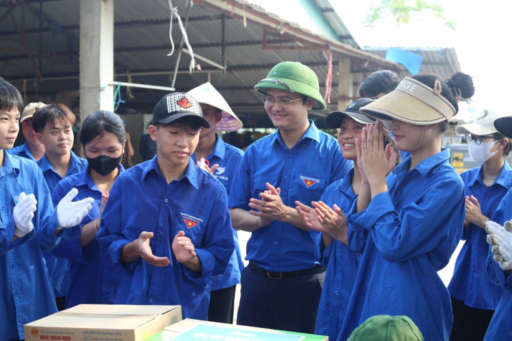 Bí thư thứ nhất Trung ương Đoàn thăm, động viên người dân Sóc Sơn