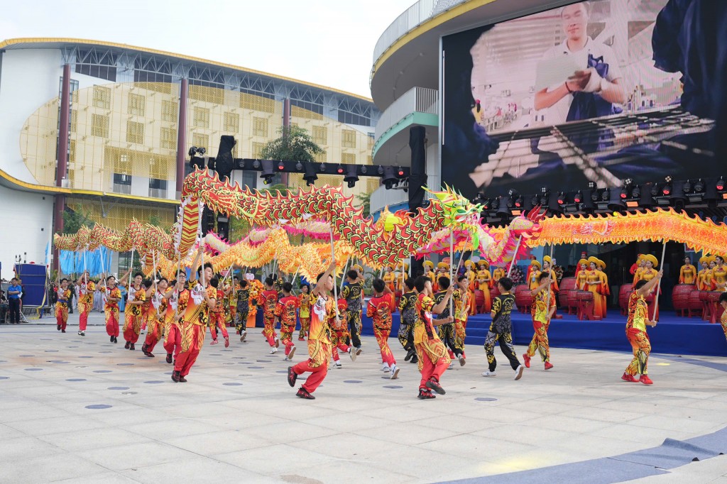 Thắp lên ngọn lửa của tinh thần khát khao, cống hiến