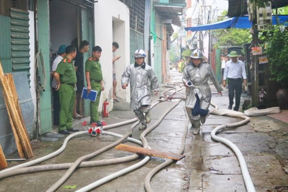 Lực lượng chức năng diễn tập chữa cháy 