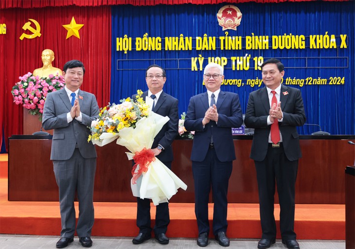 Lãnh đạo, nguyên lãnh đạo tỉnh tặng hoa chúc mừng ông Bùi Minh Thạnh trúng cử chức danh Phó Chủ tịch UBND tỉnh khóa X, nhiệm kỳ 2021-2026