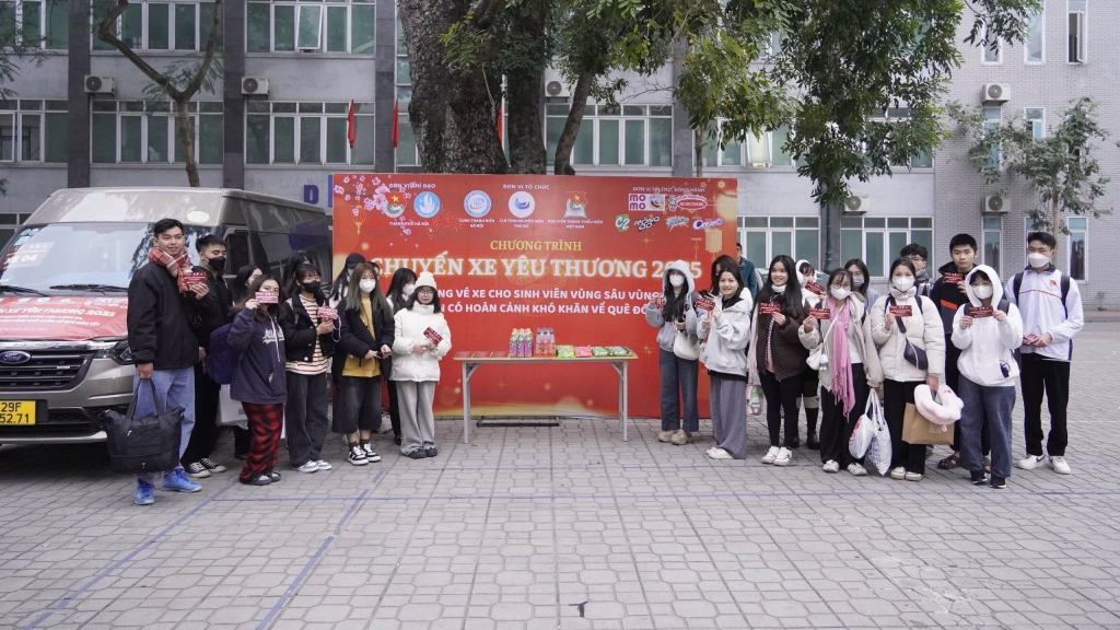 Các bạn sinh viên chuẩn bị về quê đón Tết 