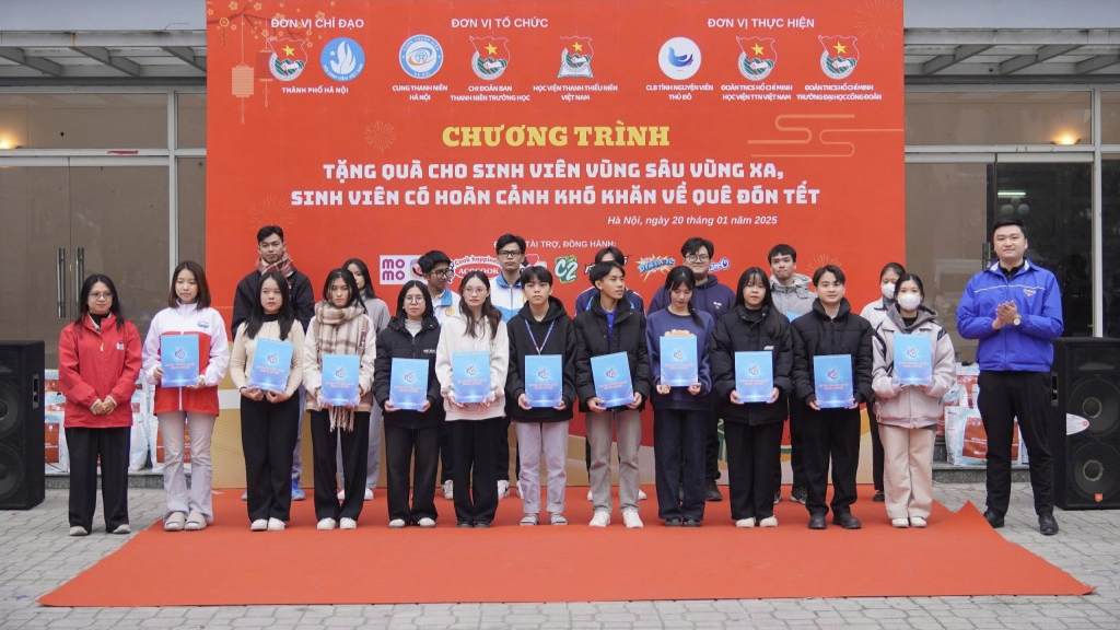 “Chuyến xe yêu thương” đưa sinh viên về quê đón Tết