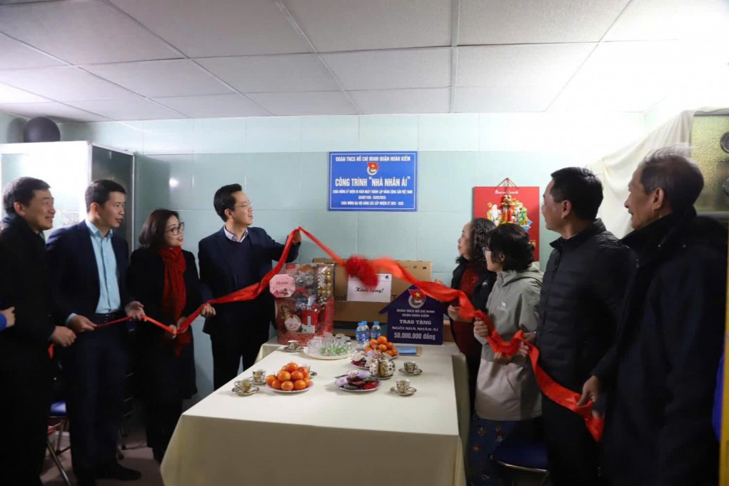 Lãnh đạo quận Hoàn Kiếm và phường Phúc Tân cắt bang khánh thành và bàn giao công trình thanh niên “Nhà nhân ái” đến gia đình Phạm Hà Trang
