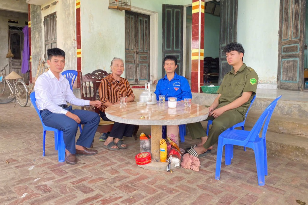 Anh Nguyễn Mạnh Tuân (bên trái) là Trưởng thôn trẻ 