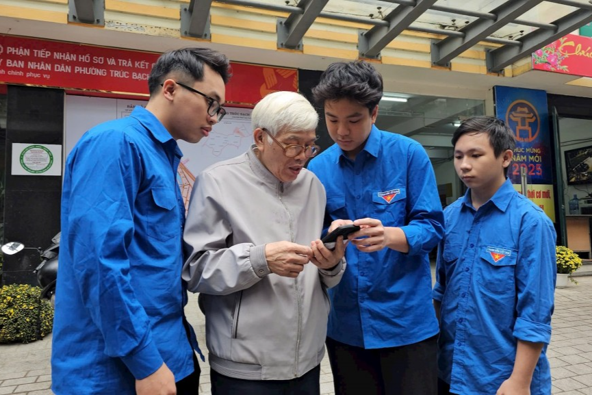 Thanh niên Thủ đô hỗ trợ người dân 