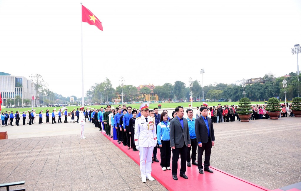 Cán bộ Đoàn nhận Giải thưởng Lý Tự Trọng báo công với Bác