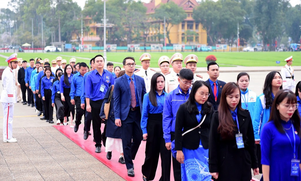 Cán bộ Đoàn nhận Giải thưởng Lý Tự Trọng báo công dâng Bác