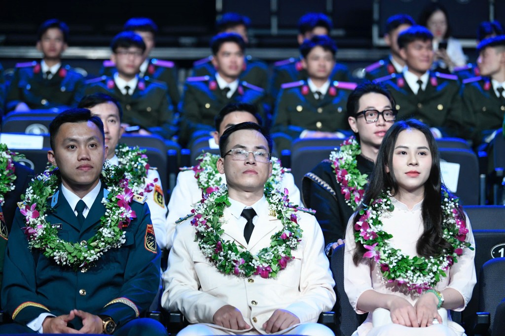 Tôn vinh những tấm gương truyền cảm hứng, khơi dậy khát vọng cống hiến