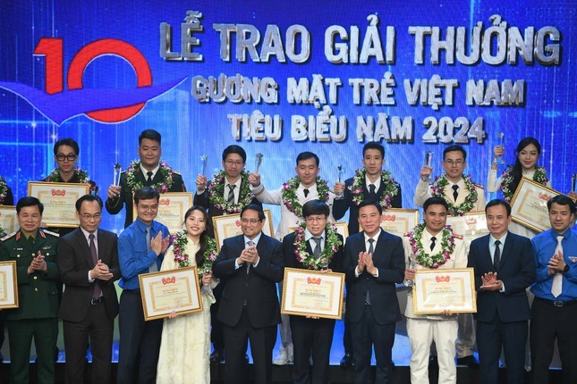 Tôn vinh những tấm gương truyền cảm hứng, khơi dậy khát vọng cống hiến