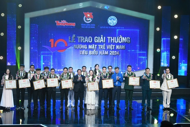 Tôn vinh những tấm gương truyền cảm hứng, khơi dậy khát vọng cống hiến