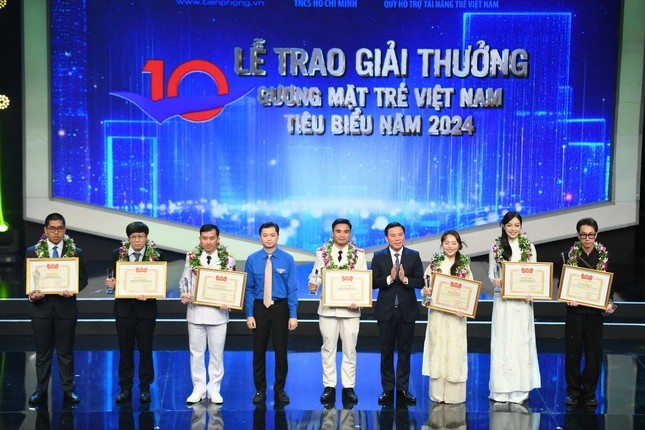 Tôn vinh những tấm gương truyền cảm hứng, khơi dậy khát vọng cống hiến