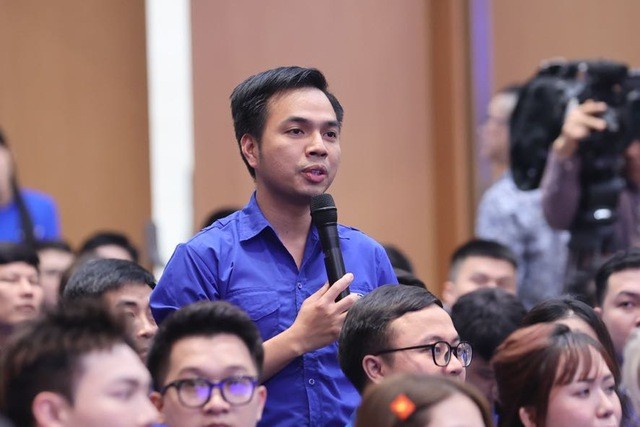 Thanh niên đặt câu hỏi tại chương trình đối thoại