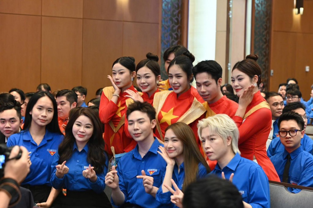 Cán bộ, đoàn viên, thanh niên tham gia chương trình đối thoại