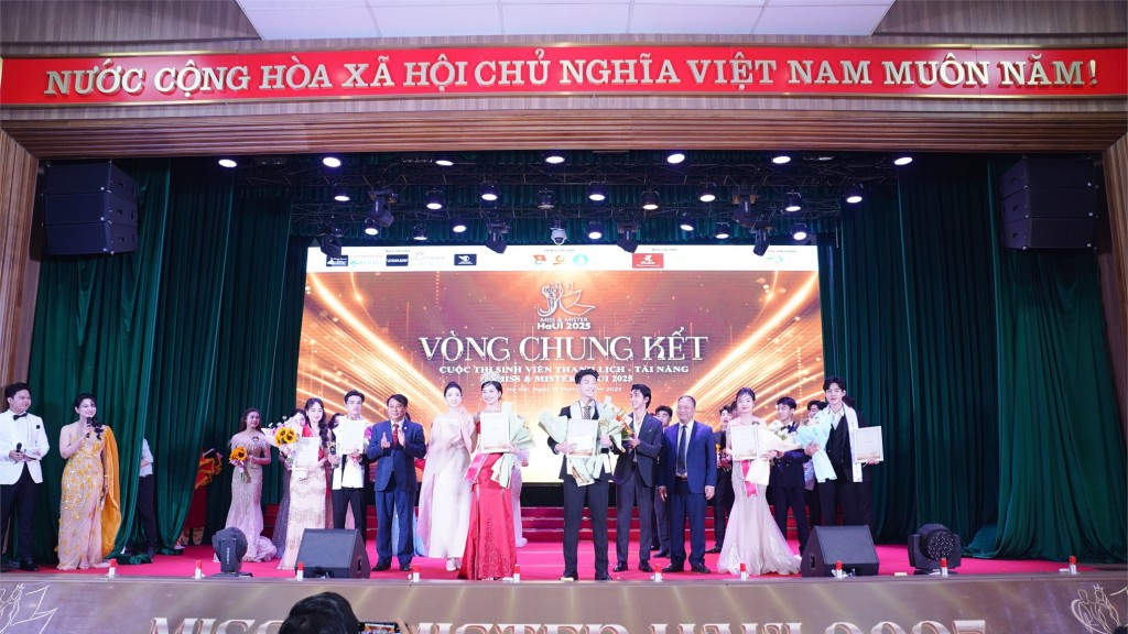 PGS.TS. Lê Hồng Quân – Bí thư Đảng ủy, Chủ tịch Hội đồng trường, TS. Nguyễn Văn Thiện - Phó Bí thư Thường trực Đảng ủy, Phó hiệu trưởng nhà trường, Hoa Hậu Lương Thùy Linh - Miss World Việt Nam 2019 và Diễn viên Bình An - Cựu sinh viên nhà trường trao giả