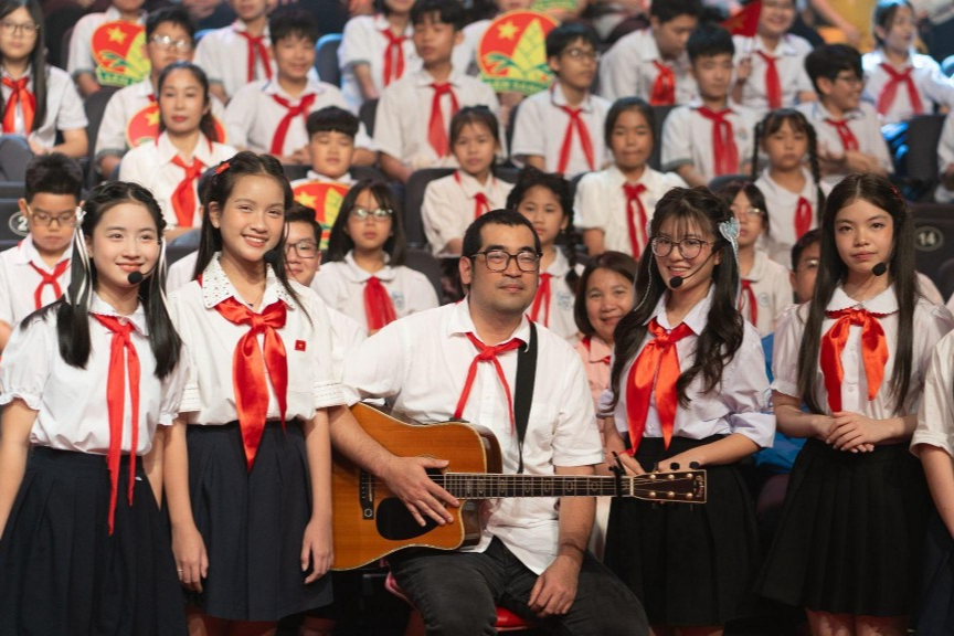 Nhạc công guitar Hữu Hiệp cùng các em Đội Viên