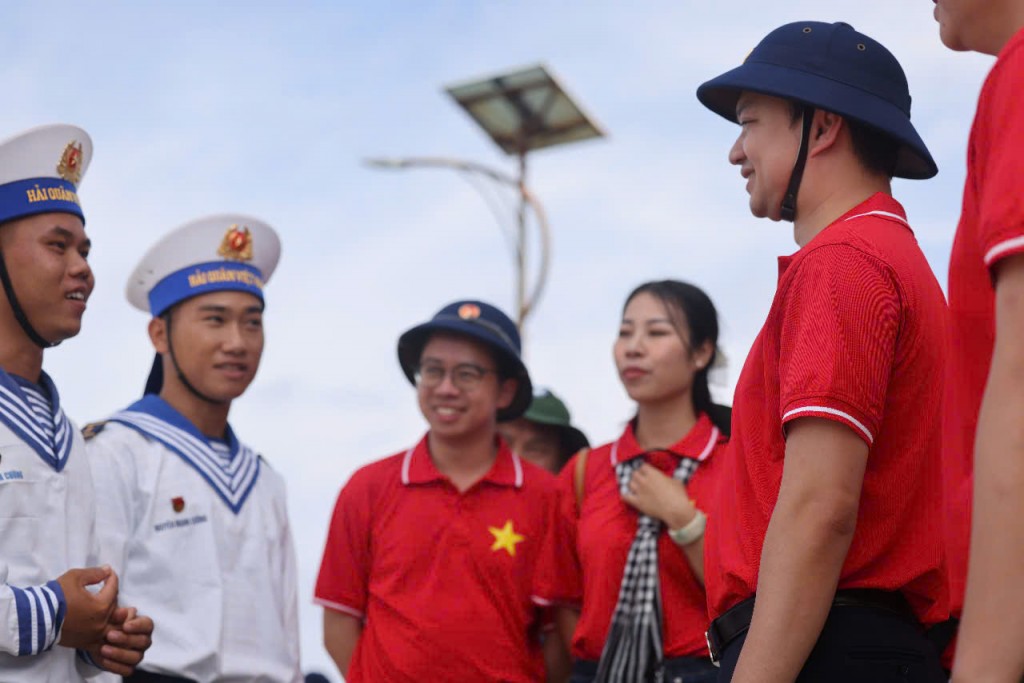 Bí thư Trung ương Đoàn, Chủ tịch Trung ương Hội Sinh viên Việt Nam Nguyễn Minh Triết trò chuyện với các chiến sĩ trong hành trình thăm quần đảo Trường Sa