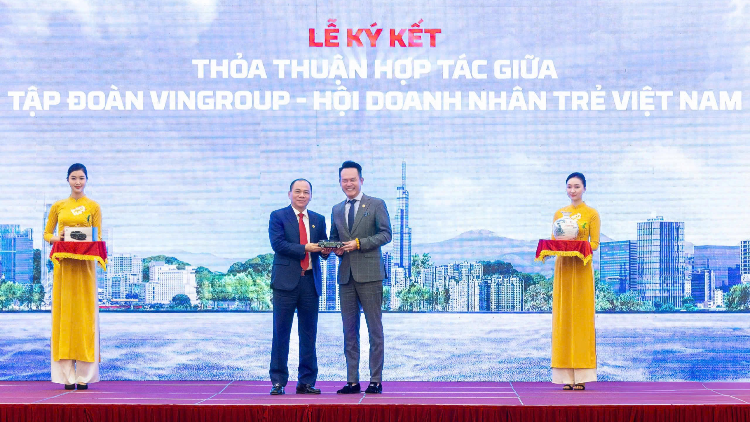 Khởi nghiệp là động lực thúc đẩy kinh tế tư nhân phát triển Lễ ký thỏa thuận hợp tác giữa Tập đoàn Vingroup với Hội Doanh nhân trẻ Việt Nam