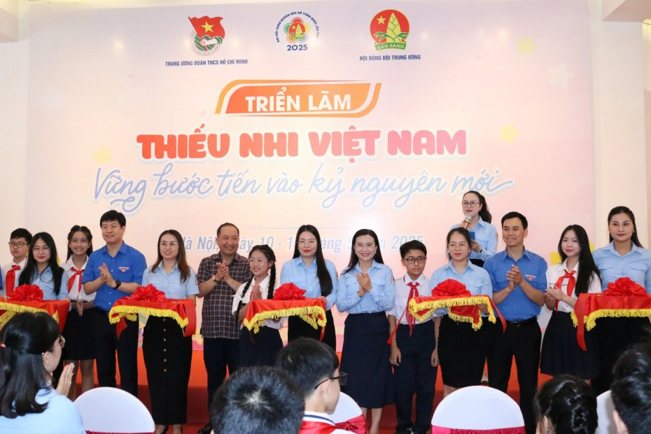 Các đại biểu thực hiện nghi thức khai mạc triển lãm 