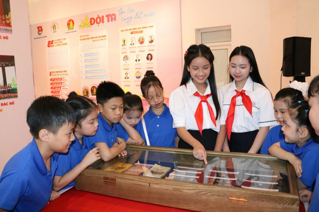 Các em thiếu nhi tham quan triển lãm 