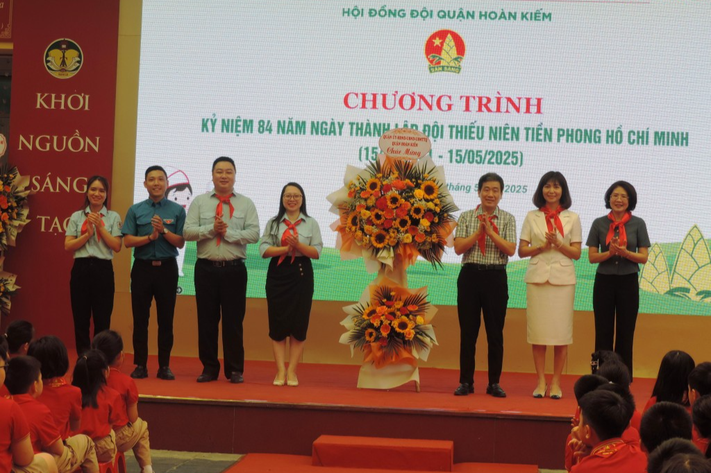 Quận Hoàn Kiếm: Tuyên dương 84 em nhỏ tiêu biểu