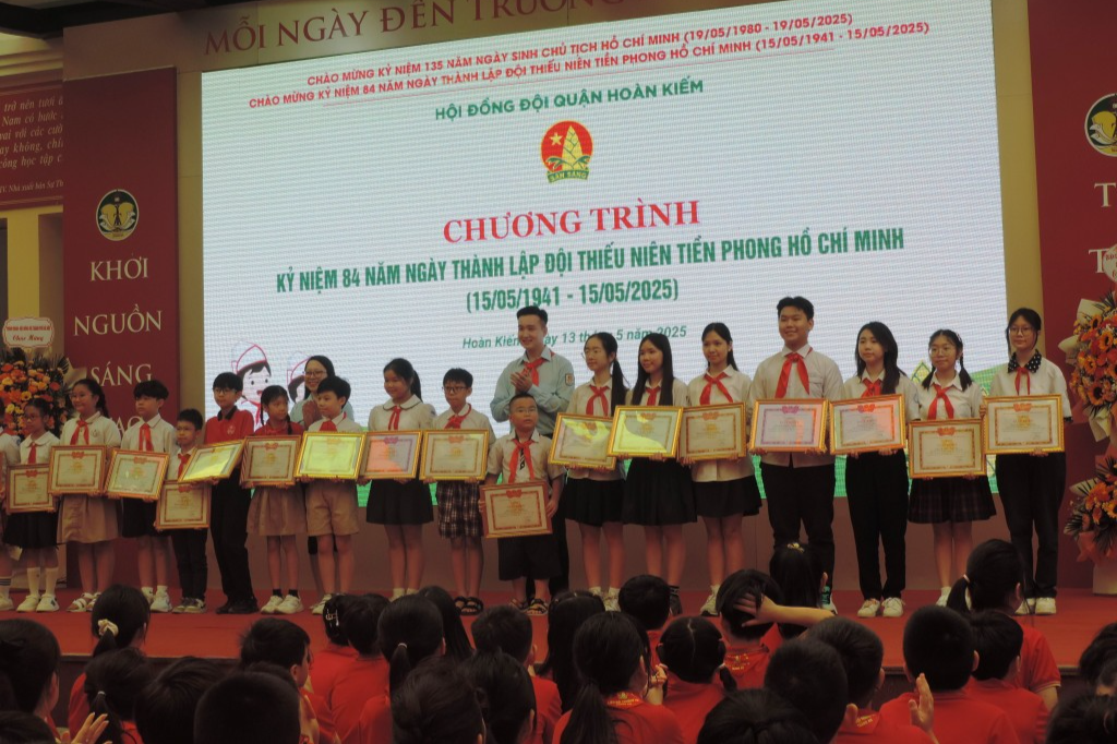 Quận Hoàn Kiếm: Tuyên dương 84 em nhỏ tiêu biểu