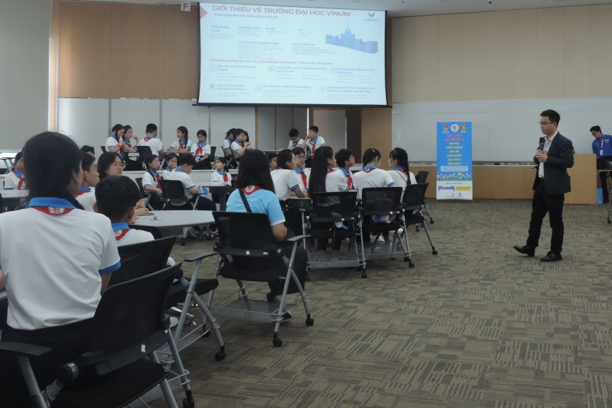 Cháu ngoan Bác Hồ trải nghiệm, khám phá khoa học công nghệ và AI
