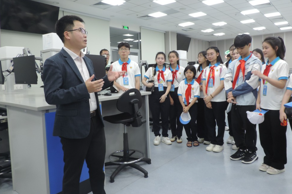 Cháu ngoan Bác Hồ trải nghiệm, khám phá khoa học công nghệ và AI