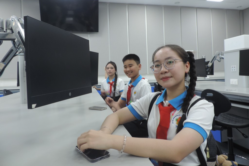 Các đại biểu khám phá phòng Super Lab