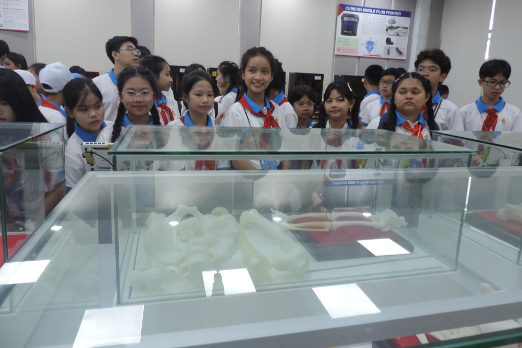 Cháu ngoan Bác Hồ trải nghiệm, khám phá khoa học công nghệ và AI